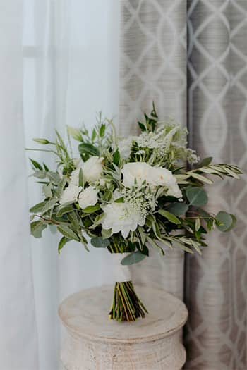A bouquet of white flowers